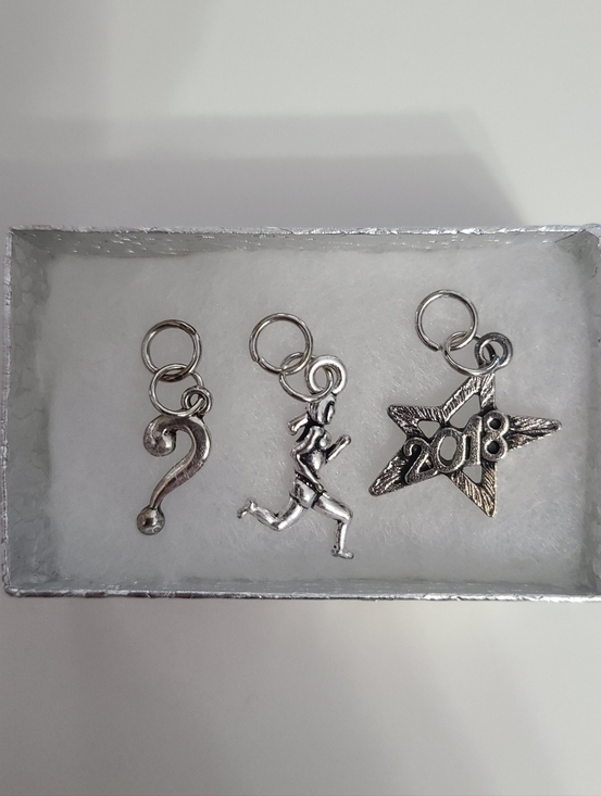 None Jewelry - 3 Charms - Question Mark, Girl Runner, 2018 Star